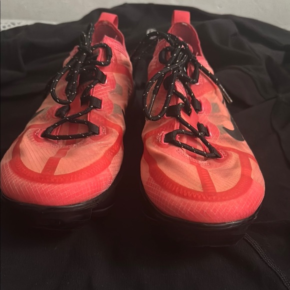 Nike Red Athletic Shoes with Black Accents and Lightweight Design - Picture 7 of 8